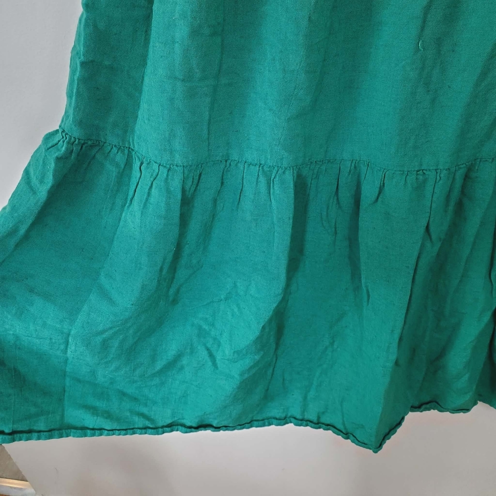 Japra Sleeveless Green midi Dress with Side Cutouts and an Open Back. - Picture 3 of 10